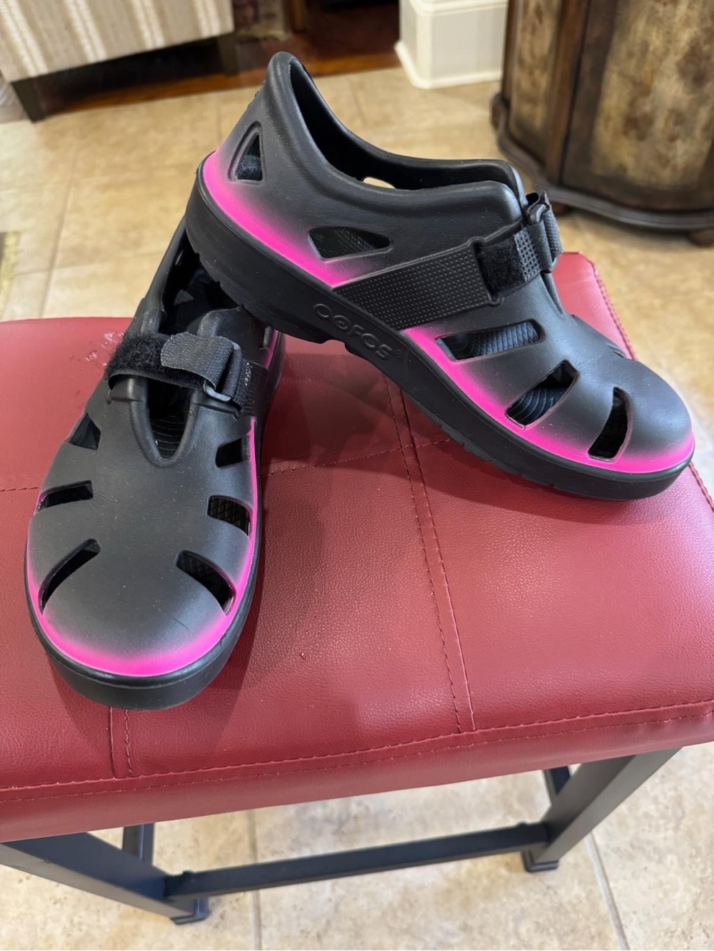 OOFOS Black Sandal Clogs with Pink Accent - Picture 1 of 1